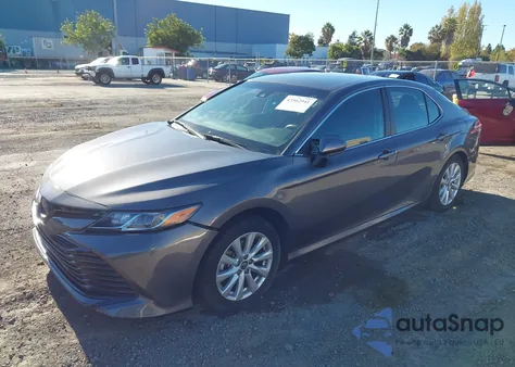 2019 Toyota Camry Le z USA, uszkodzony, nr VIN 4T1B11HK0KU798721